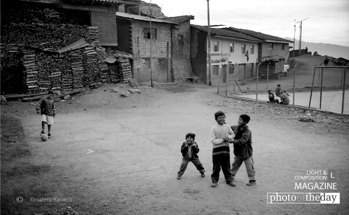 Kids in Cuzco, by Yasuteru Kasano