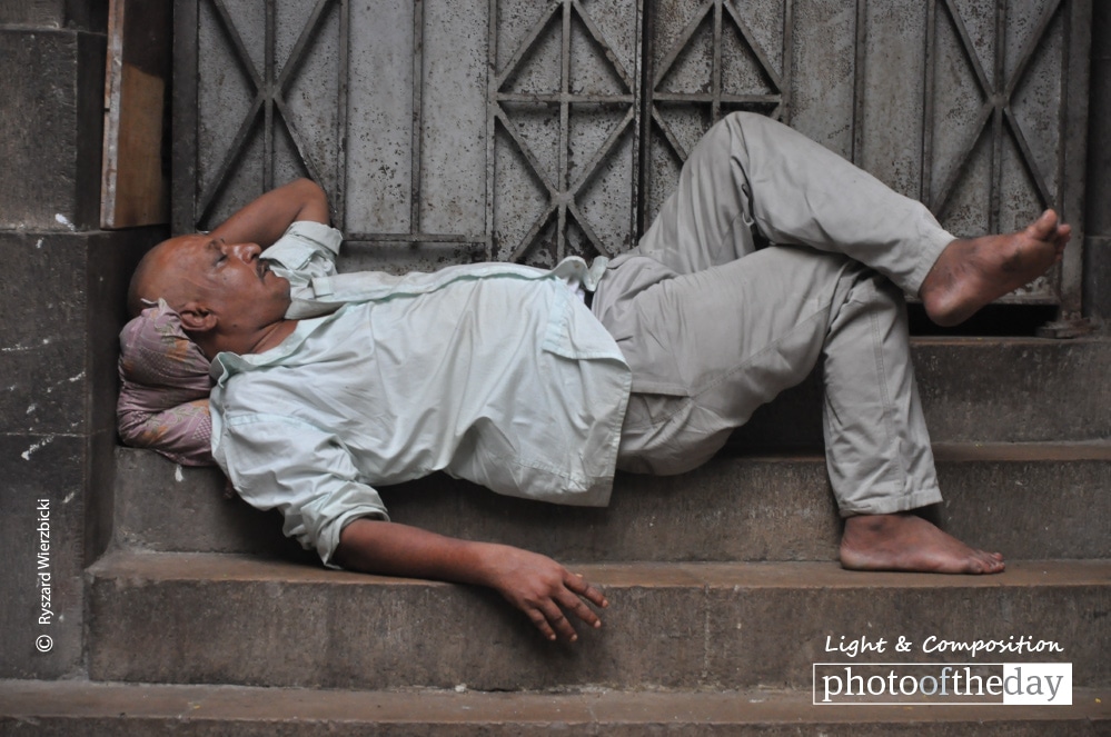 Mumbai Siesta, by Ryszard Wierzbicki