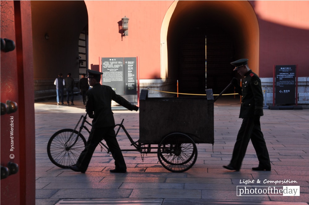 Soldiers by the Gate, by Ryszard Wierzbicki